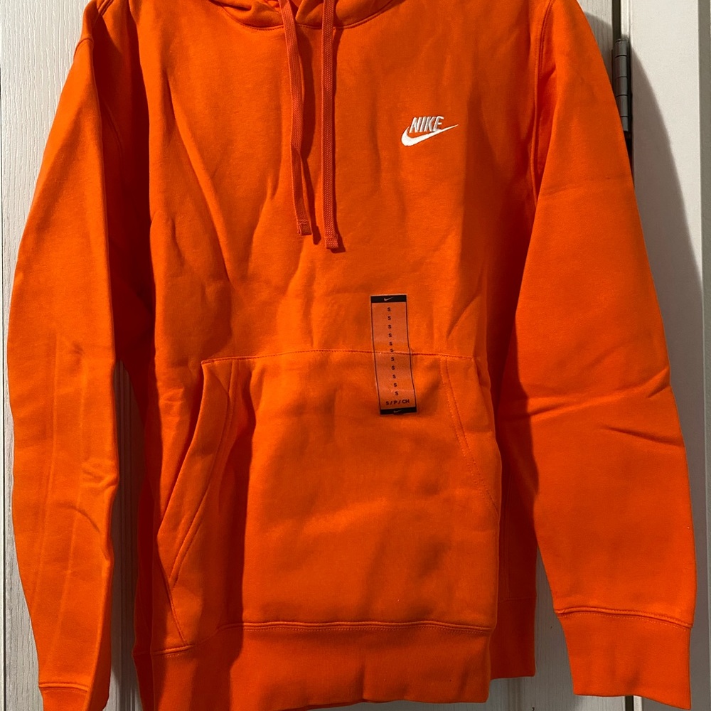 Small men’s orange Nike sweatshirt🧡